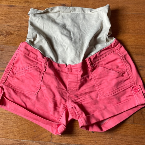 Bella Vida Maternity Shorts - Picture 1 of 3